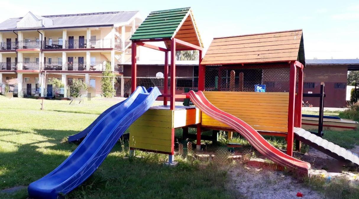 Ow Wilk - Pokoje I Domki Z Aneksami Kuchennymi, Parking, Plac Zabaw Łeba Eksteriør bilde